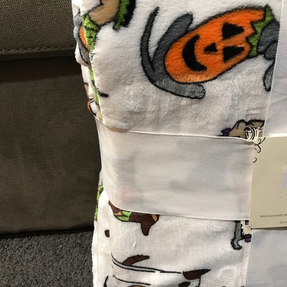 Hallow Home Halloween Dog in costume Throw - Picture 7 of 8